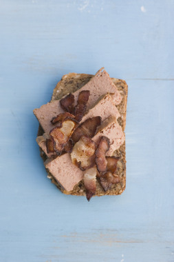 Leverposteiskive med stekt bacon