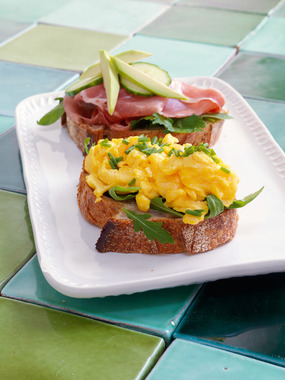 Surdeigsblings med fransk omelett