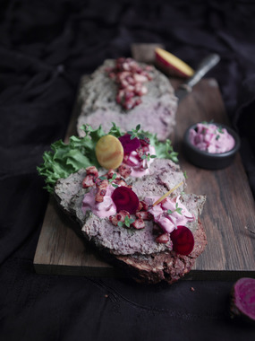 Grovt Rugbrød med hjemmelaget leverpostei rødbetsalat og bacon