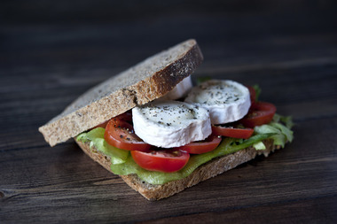 blings med mozarella, salat og tomat