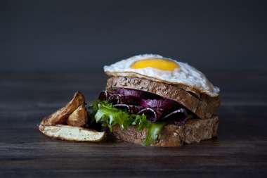 Lillestrøm-blings med pølse, rødbeter og speilegg