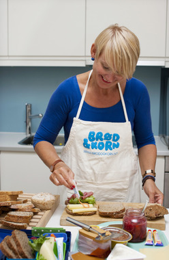 Torunn Nordbø smører matpakker