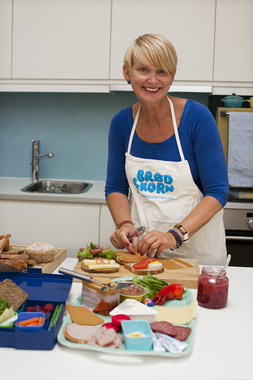Torunn Nordbø smører matpakker