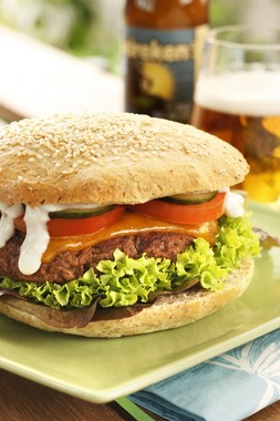 grillet burger i hjemmelaget hamburgerbrød