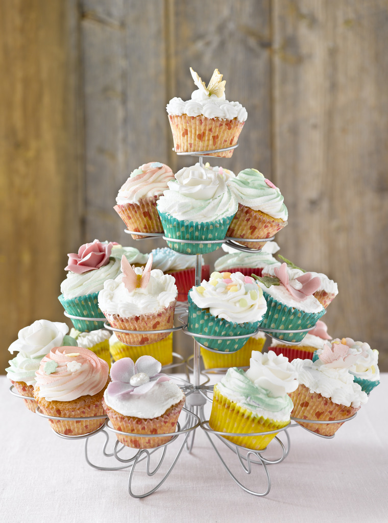 Muffins med ulik pynt på cupcakes stativ - grunnoppskrift lyse muffins