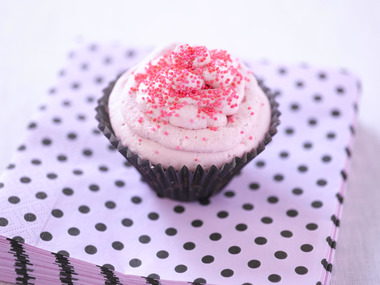 Muffins med frosting og rødt sukker