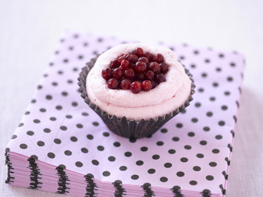 Muffins med frosting og røde bær