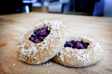 Sunne skolebrød med bær