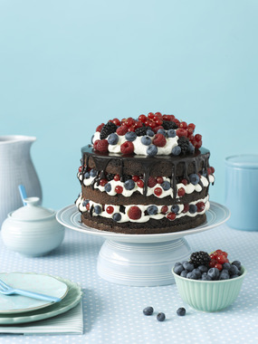 Sjokoladekake med krem og bær