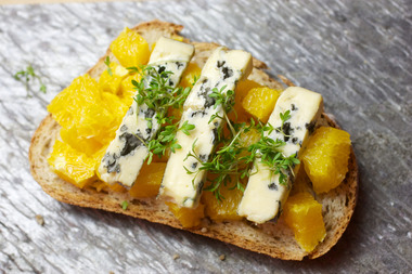 Smørbrød med appelsinsalsa og blåmuggost