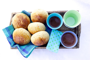 Sportsboller og kakao på brett