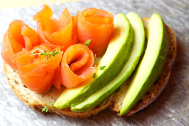 Smørbrød med røkelaks og avokado