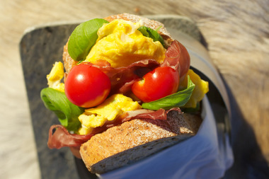 Blings med spekeskinke og eggerøre