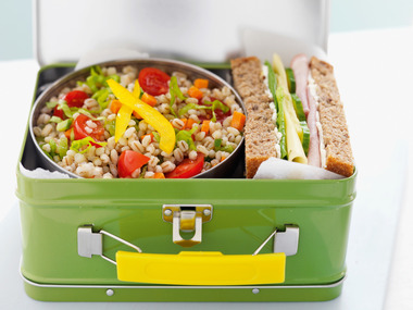 Byggrynssalat med ost og skinke