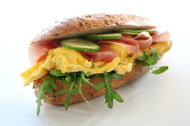 Bagett med omelett og spekeskinke