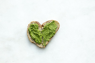 Hjerte av brød med grønn pesto