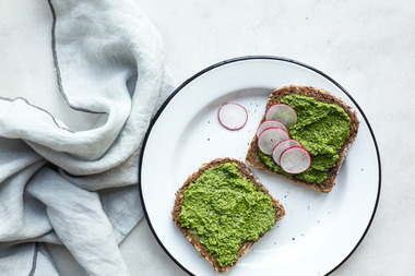 Skive med grønn pesto og reddiker