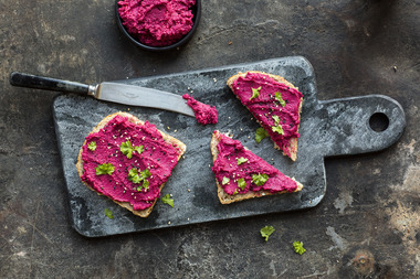 Grov brødskive med rødbetehummus