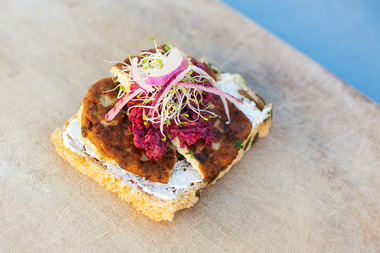 Blings med fiskekake og rødbeterelish