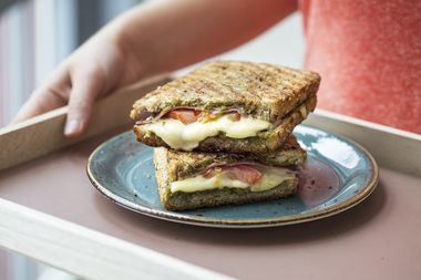 Grov panini med ost, kalkun, pesto og tomat