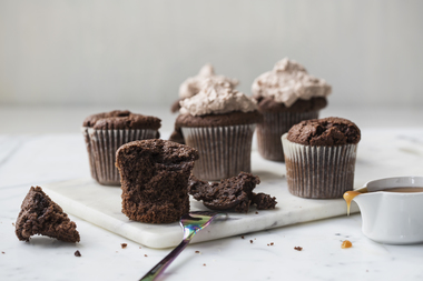 Sjokolademuffins med oboykrem og karamellsaus
