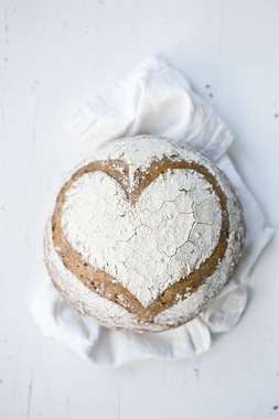 Bakerens byggbrød på kjøkkenhåndkle