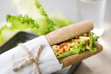 Grov bagett med kyllingsalat