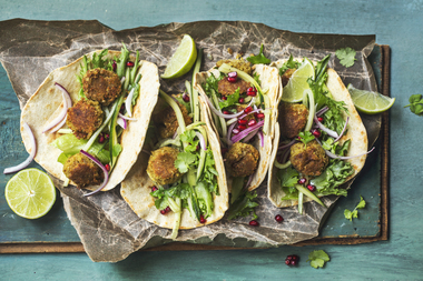 Tortilla med falafel, agurksalat, granateple, lime og koriander