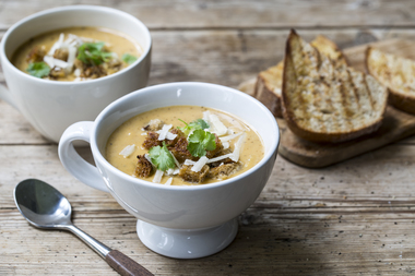 Gresskarsuppe med brødkrutonger og ristet brødskive i kopp