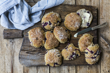 Myslirundstykker med blåbær og smør
