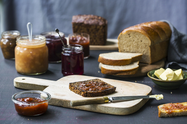 Hjemmelaget syltetøy og godt brød