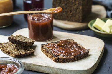 Rugbrød med rabarbrasyltetøy