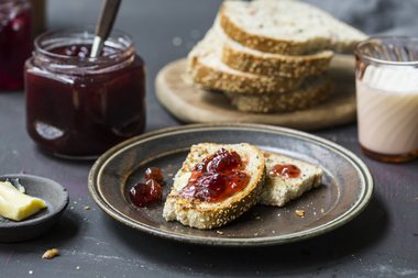 Brødskive med stikkelsbærsyltetøy