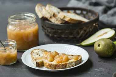 Brødskive med eple- og pæresyltetøy