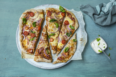 Pizza med ost og skinke - halvgrov bunn