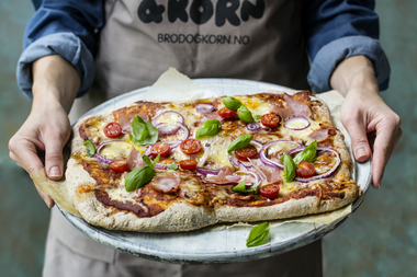 Pizza med ost og skinke - halvgrov bunn