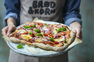 Pizza med ost og skinke - halvgrov bunn