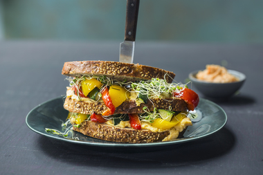 Dobbel blings med grillede grønnsaker og hummus