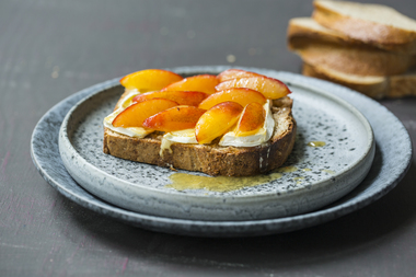 Brødskive med lun brie, plomme og honning