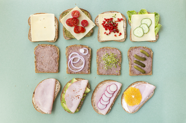 Brødskiver med gulost, leverpostei og skinke