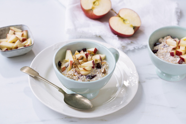 Kjøleskapsgrøt med eple og tranebær