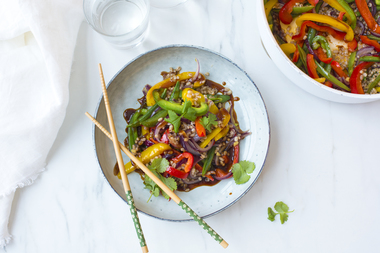 Grønnsakswok med byggryn