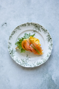 Snitter med røkelaks og eggerøre