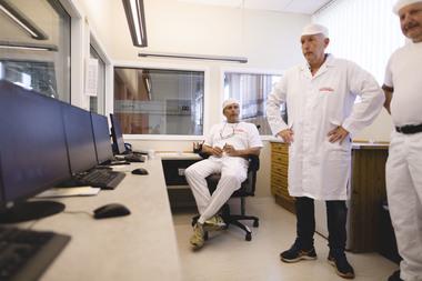 Kornets vei fra bonde til brød. Foto  Krister Sørbø  Brød   Korn