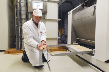 Kornets vei fra bonde til brød. Foto  Krister Sørbø  Brød   Korn