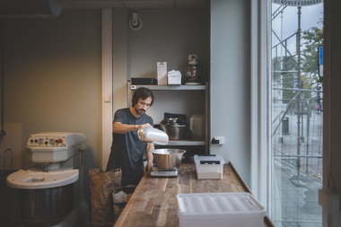 Kornets vei fra bonde til brød. Foto  Krister Sørbø  Brød   Korn