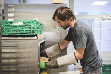Kornets vei fra bonde til brød. Foto  Krister Sørbø  Brød   Korn