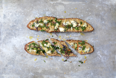 Brødpizza med blåmuggost og grønnkål