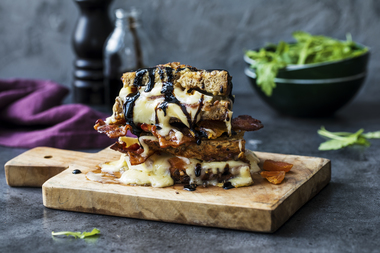 Toast med brie og bacon