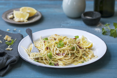 Spagetti med brød og sitron